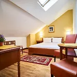 Cozy Attic Room VI